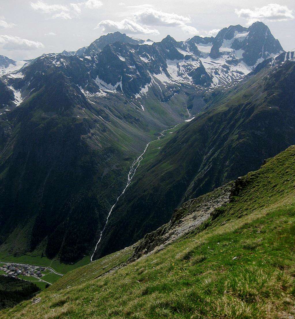 Seekogel (3357m) and Watzespitze (3532m) from Gahwinden (2649m), with Plangeros (1612m) deep down below in the Pitztal valley