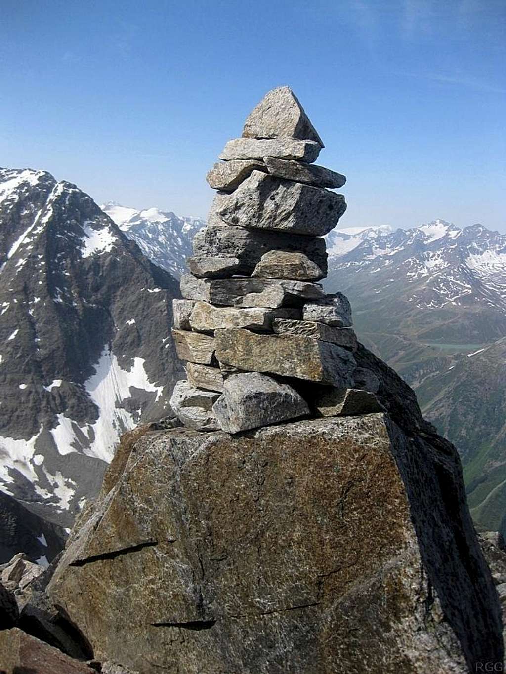 Big cairn on the Hohe Geige west ridge, about half way between Rüsselsheimer Hütte and the summit