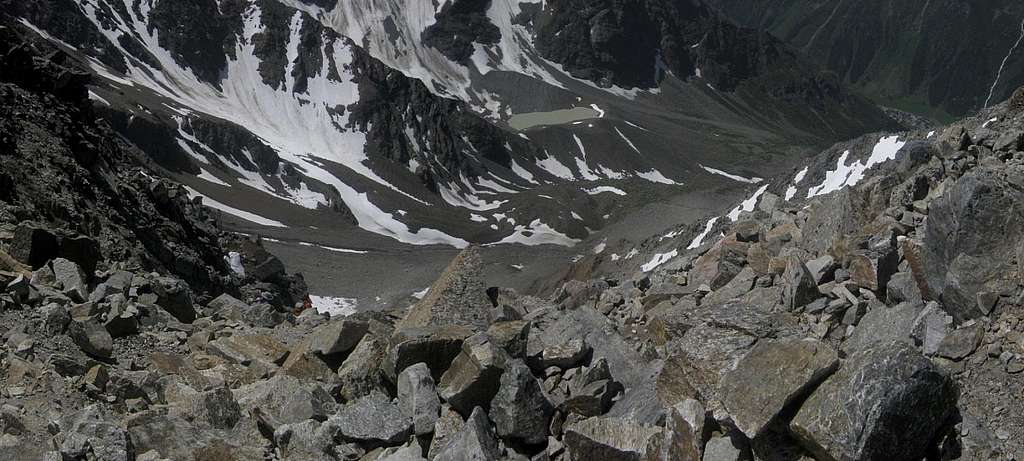 Panoramic view down the Hohe Geige normal route from the junction with the west ridge route