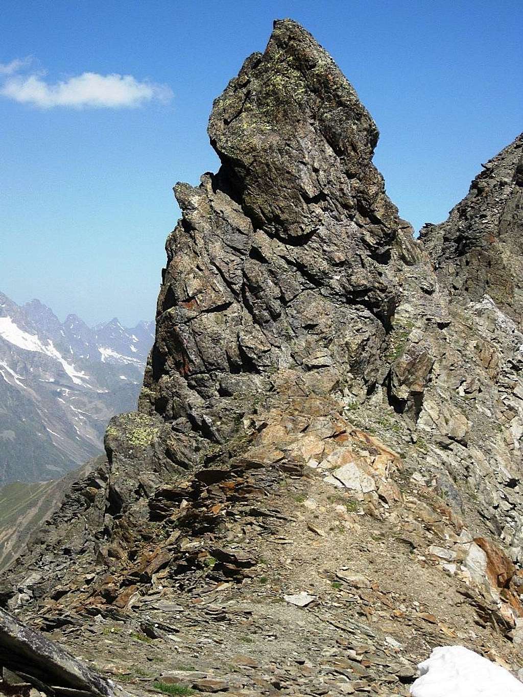 A rocky outcrop on the ridge just north of the Weißmaurachjoch