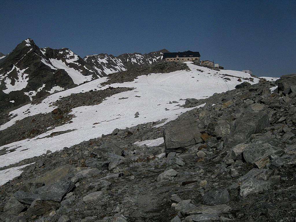 Looking back at the Braunschweiger Hütte, with Grabkogel (3054m) and Mittagskogel (3159m) behind