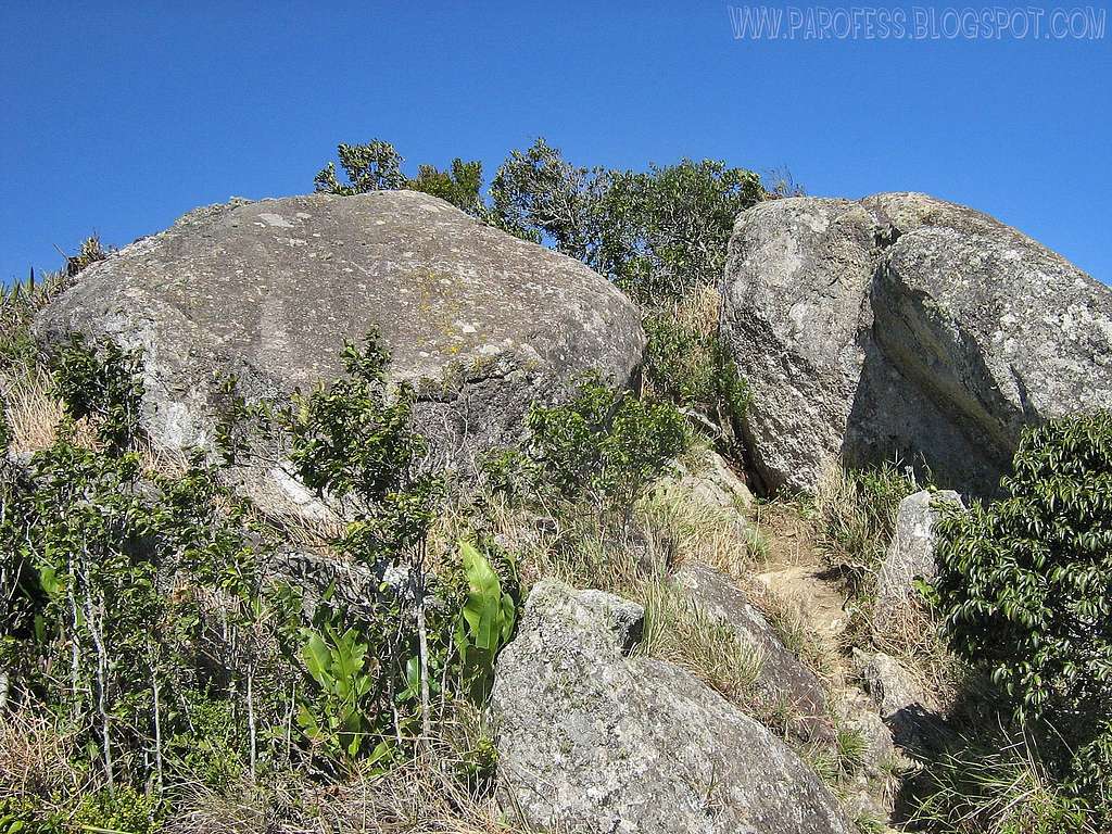 Summit boulders of Lopo Peak