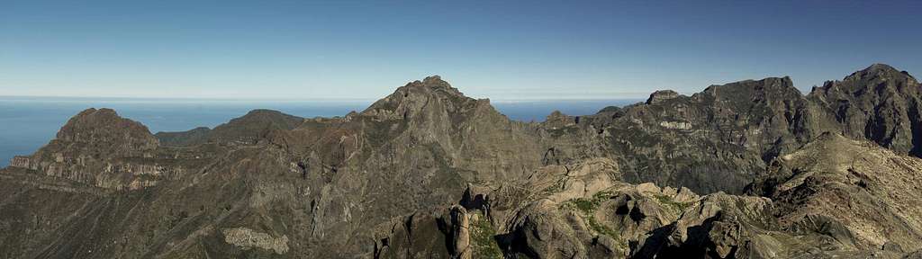Pico Ferreiro (1584m), Pico Jorge (1699m), Pico Cascado (1725m), Pico Coelho (1741m), Pico Ruivo (1862m)