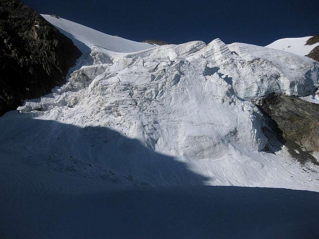 The icefall at the start of the steep N face of the Mutmalspitze