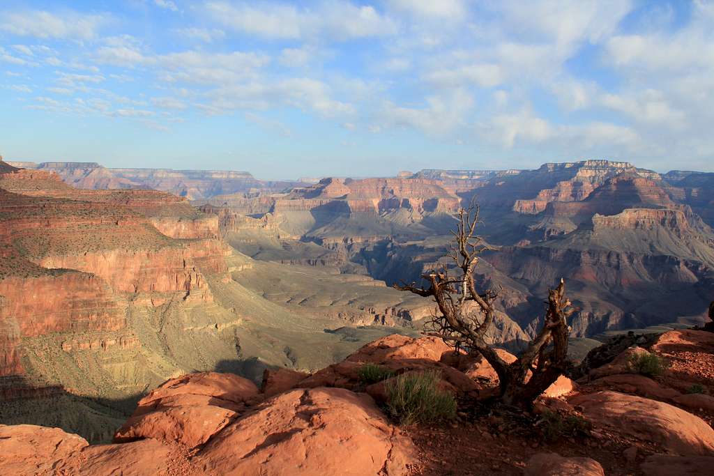 Beautiful Grand Canyon view looking west from the South Kaibab Trail in the Morning