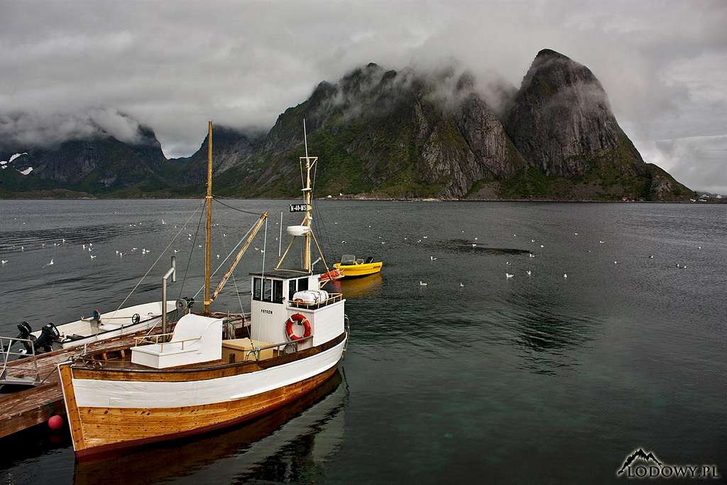 Cloudy morning in Reine