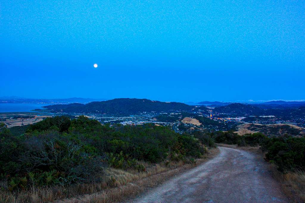 Super Moon at dusk from Big Rock Ridge