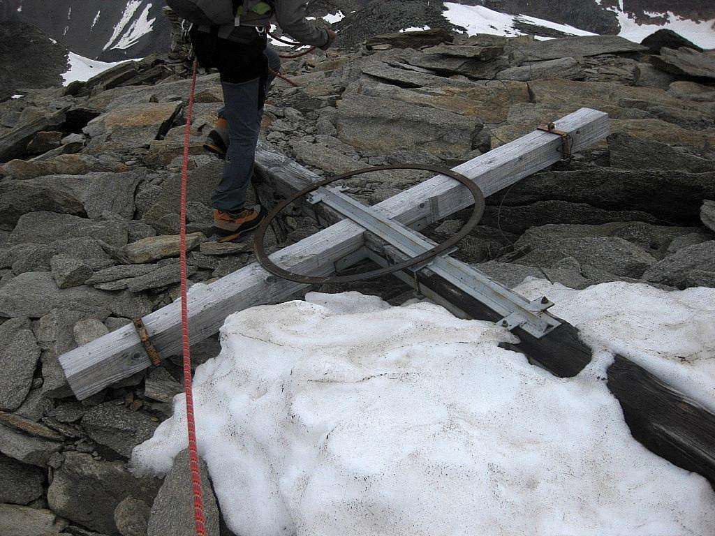 Fallen summit cross on the Hoher Nebelkogel
