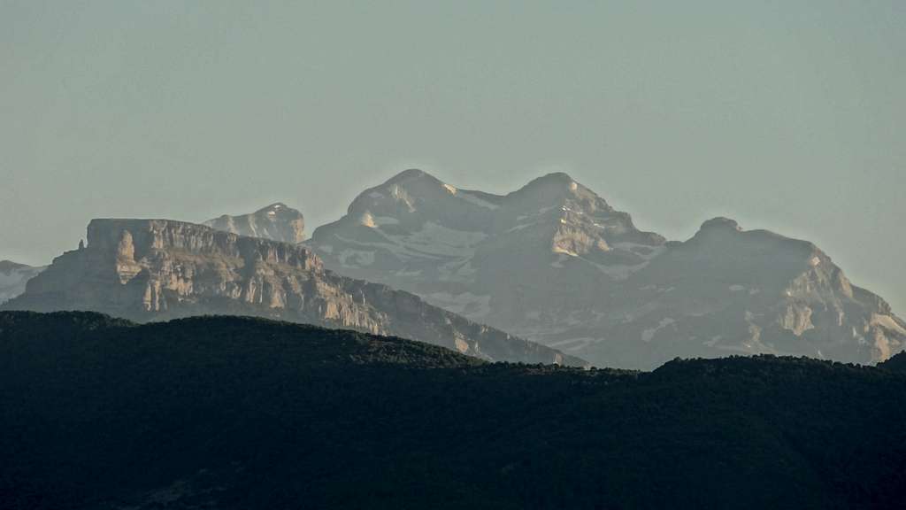 Sestrales and Monte Perdido in sunrise