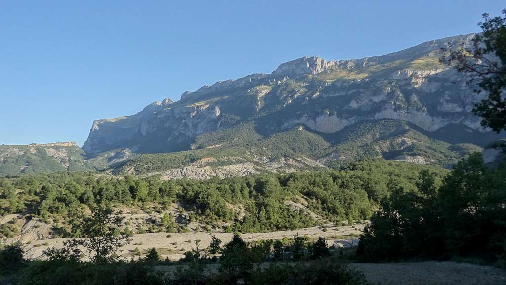 Hillsides of the Peña Montañesa from Attiart