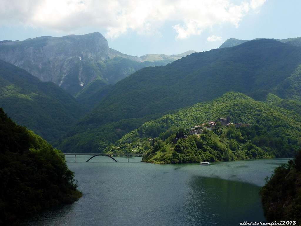 Vagli Lake and the village of Vagli