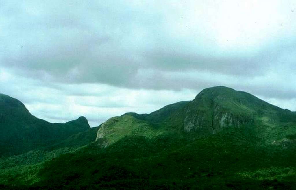 Cabeça do Dragão Peak at right.
