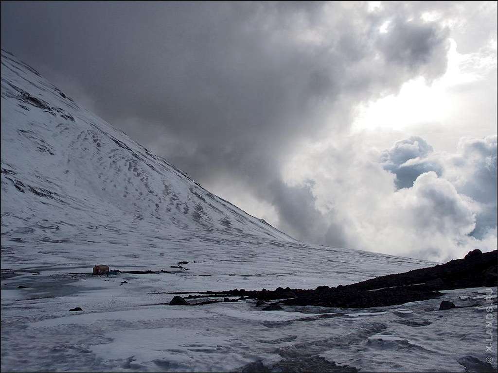 Hut at the Volcanologov pass