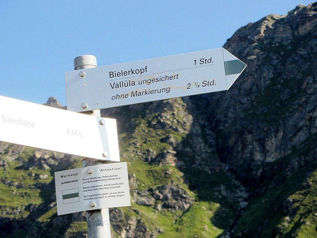 Dangerously misleading sign at the trailhead to Bielerspitze and Vallüla