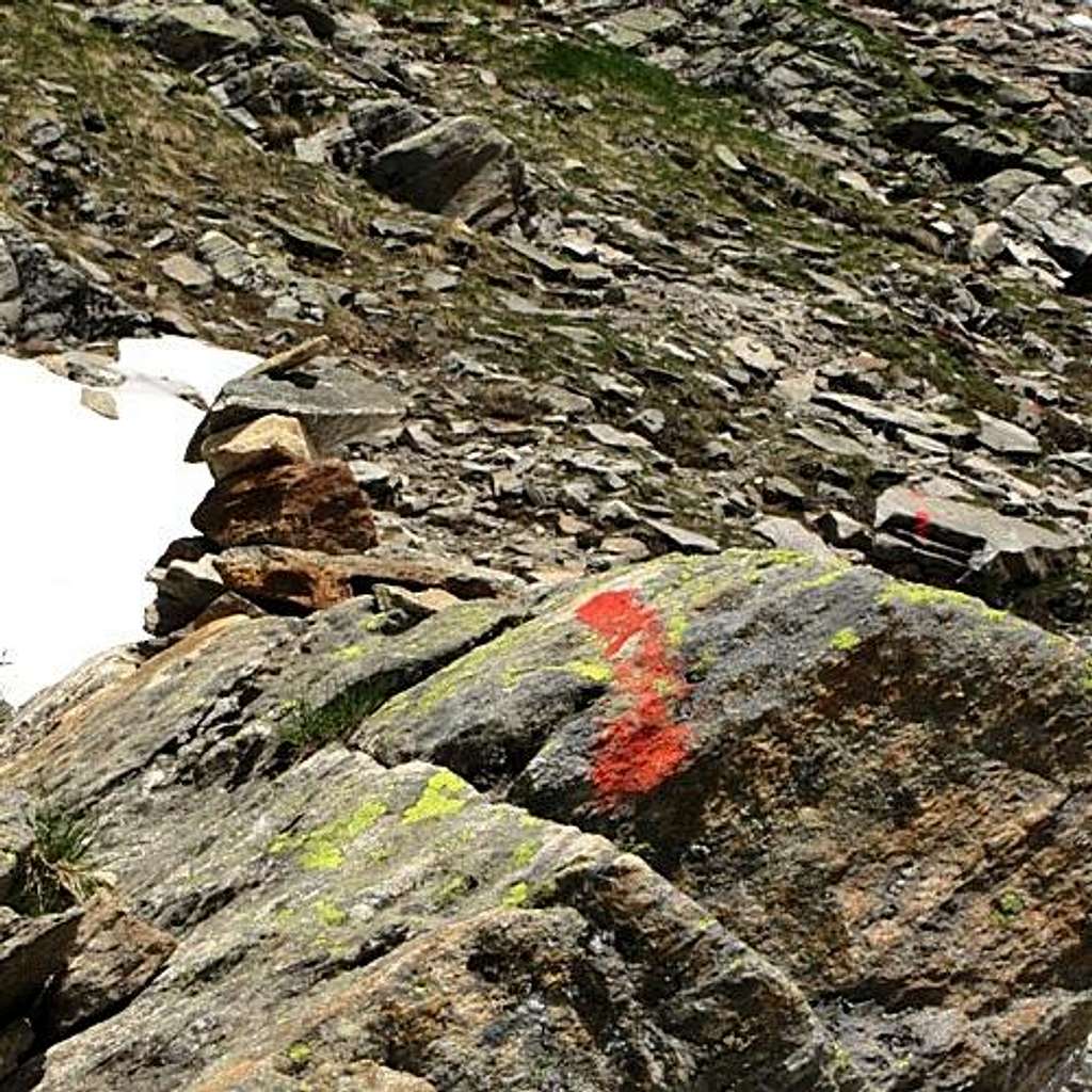 Route marker on the approach to Vallüla