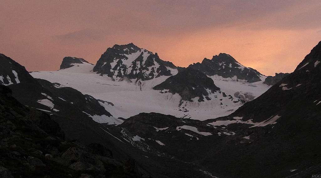 Hintere Jamspitze, Vordere Jamspitze and Dreiländerspitze from the Jamtal Hütte, right after sunset