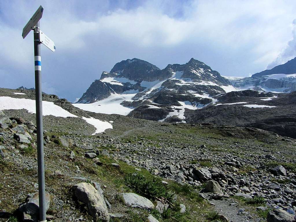 Signpost along the trail south of the Wiesbadener Hütte, with Piz Buin and Wiesbadener Grätle