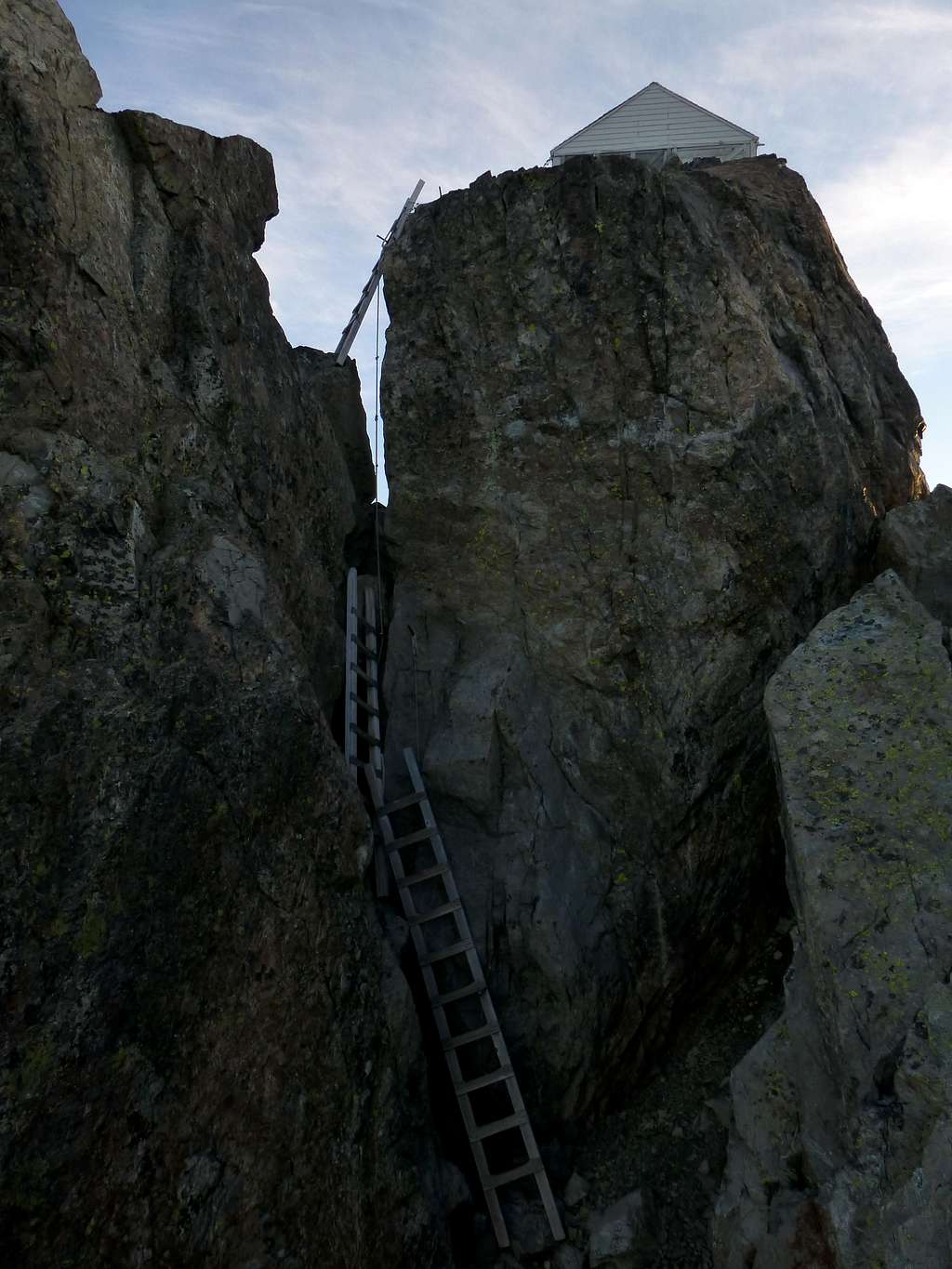 Ropes and ladders leading to Three Fingers lookout