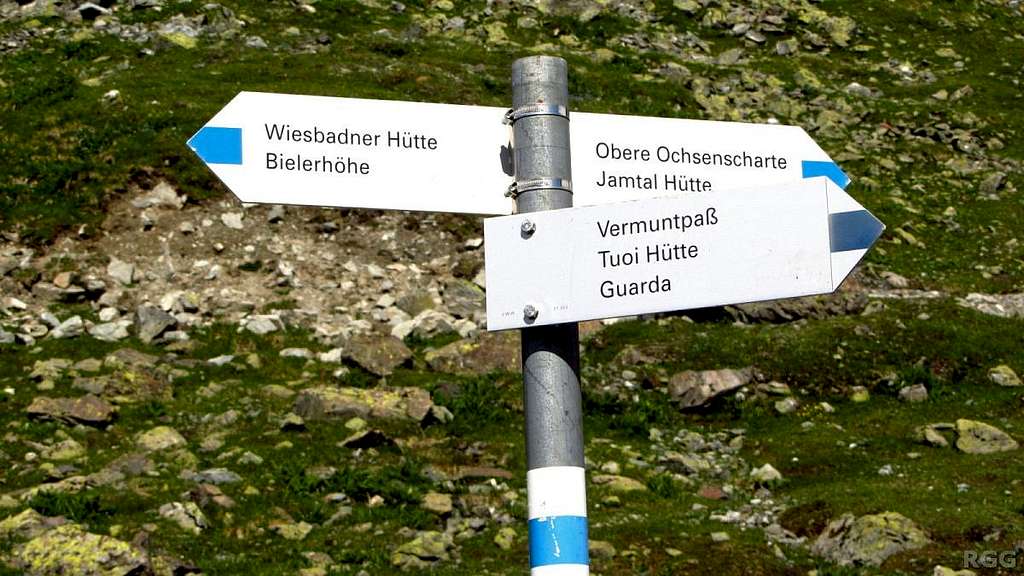 Sign post at the trail junction just south of the Wiesbadener Hütte
