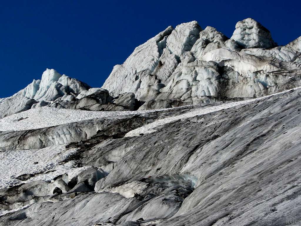 Wild ice formations on the Ochsentaler Glacier