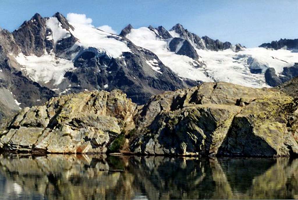 The ridge between Valnontey and Valeille <br>from the shore of  the small lake of Lauson