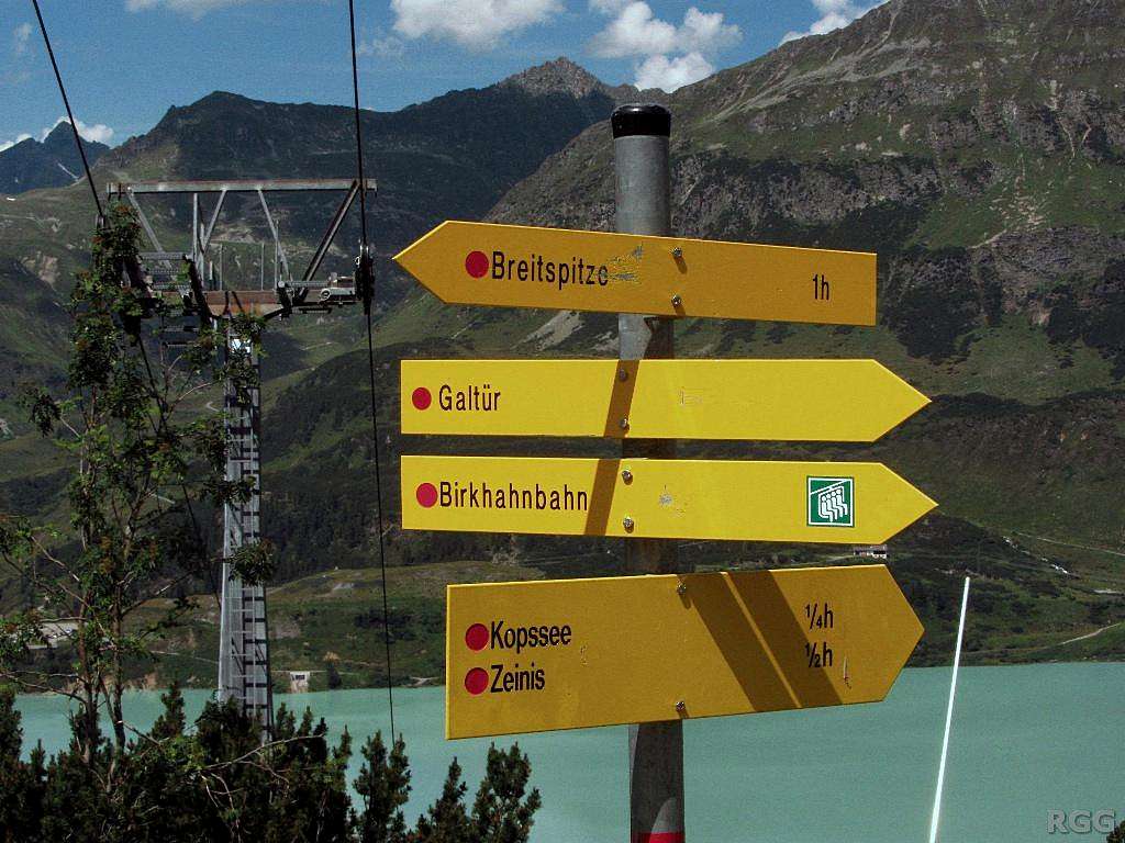 Signpost above Kops Speicher, on the NW slopes of the Ballunspitze