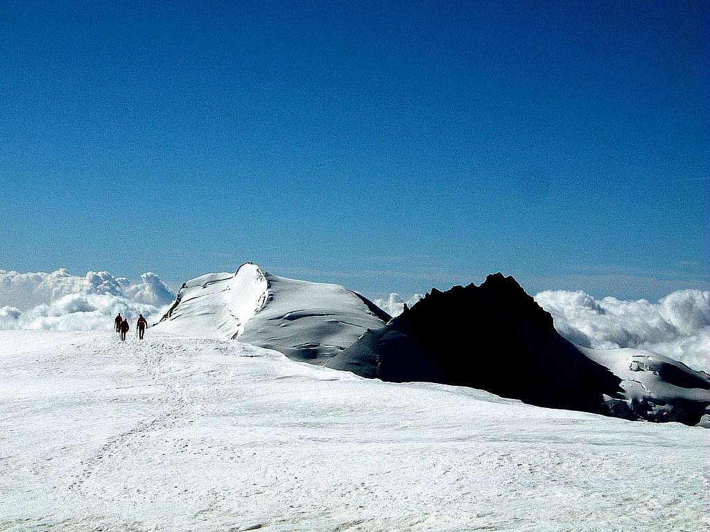 Parties coming from Alphubeljoch on the summit plateau
