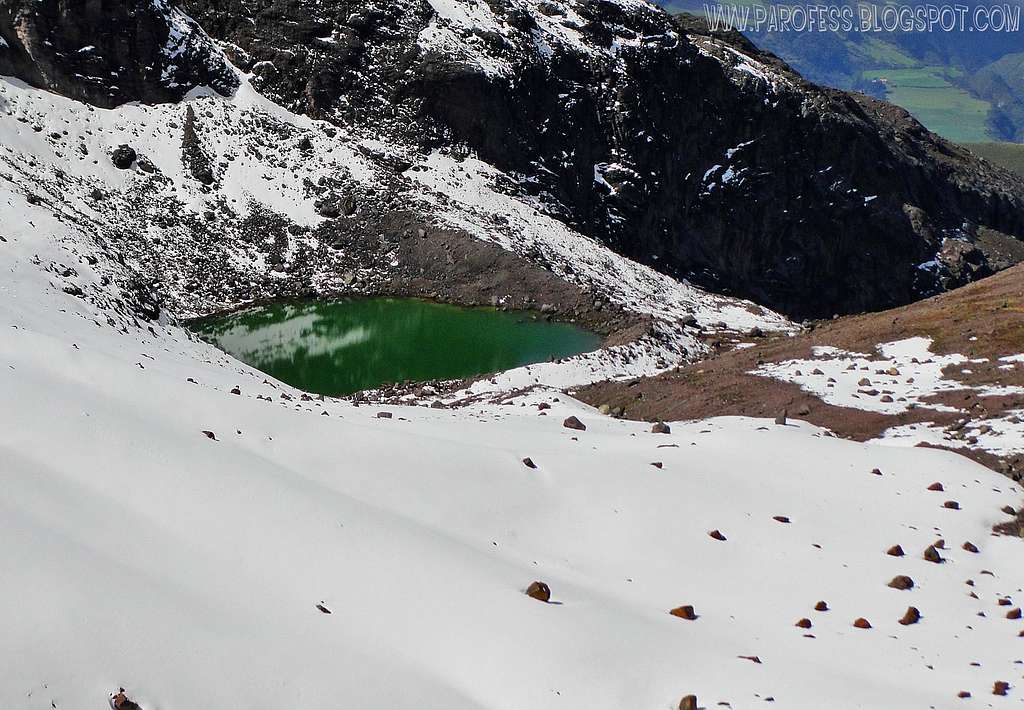 The green lagoon of the Illinizas