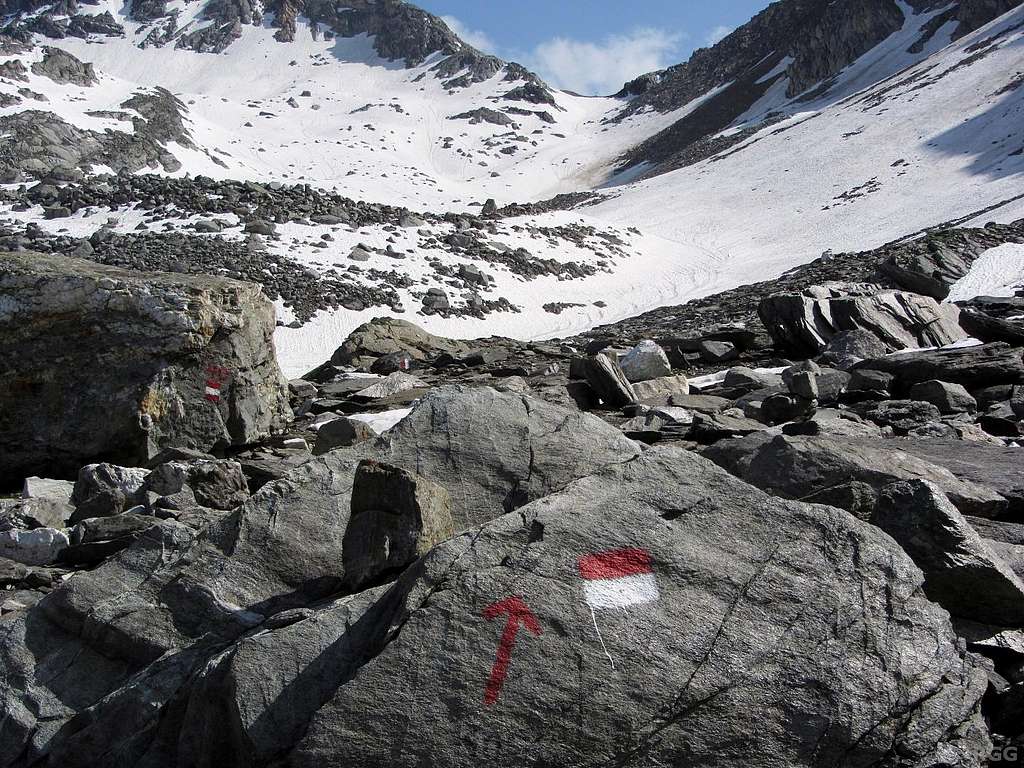 Route marker to the Halsljoch