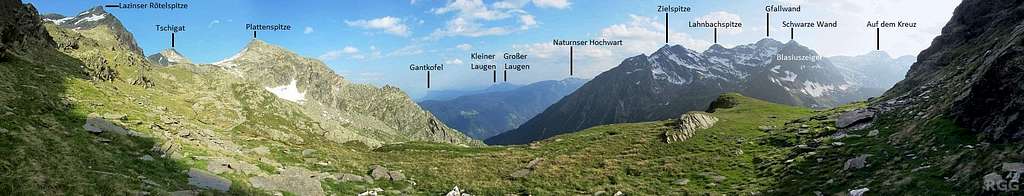 Annotated 200° panorama from the western slopes of the Lazinser Rötelspitze