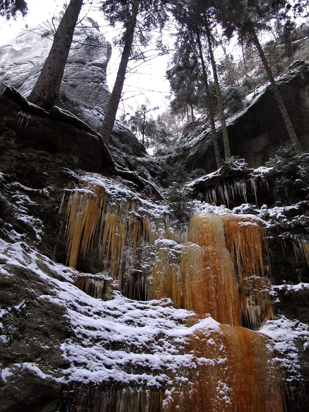 Red-coloured icicles above the Polenztal valley