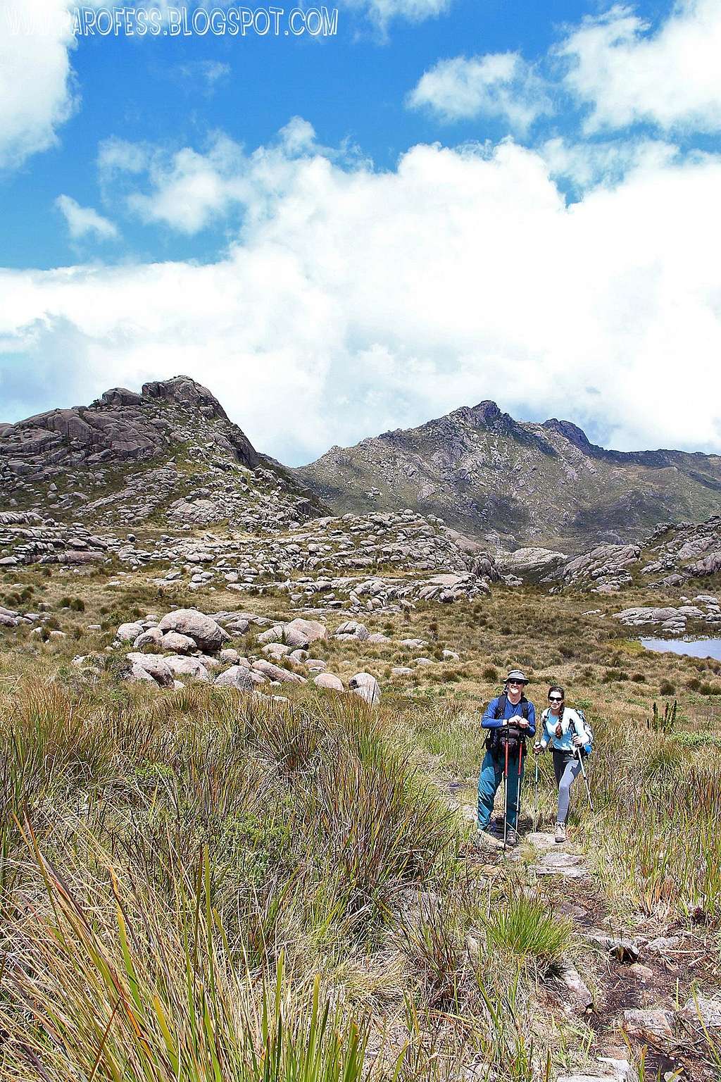 Tacio and Aline hiking, Couto Peak on the back
