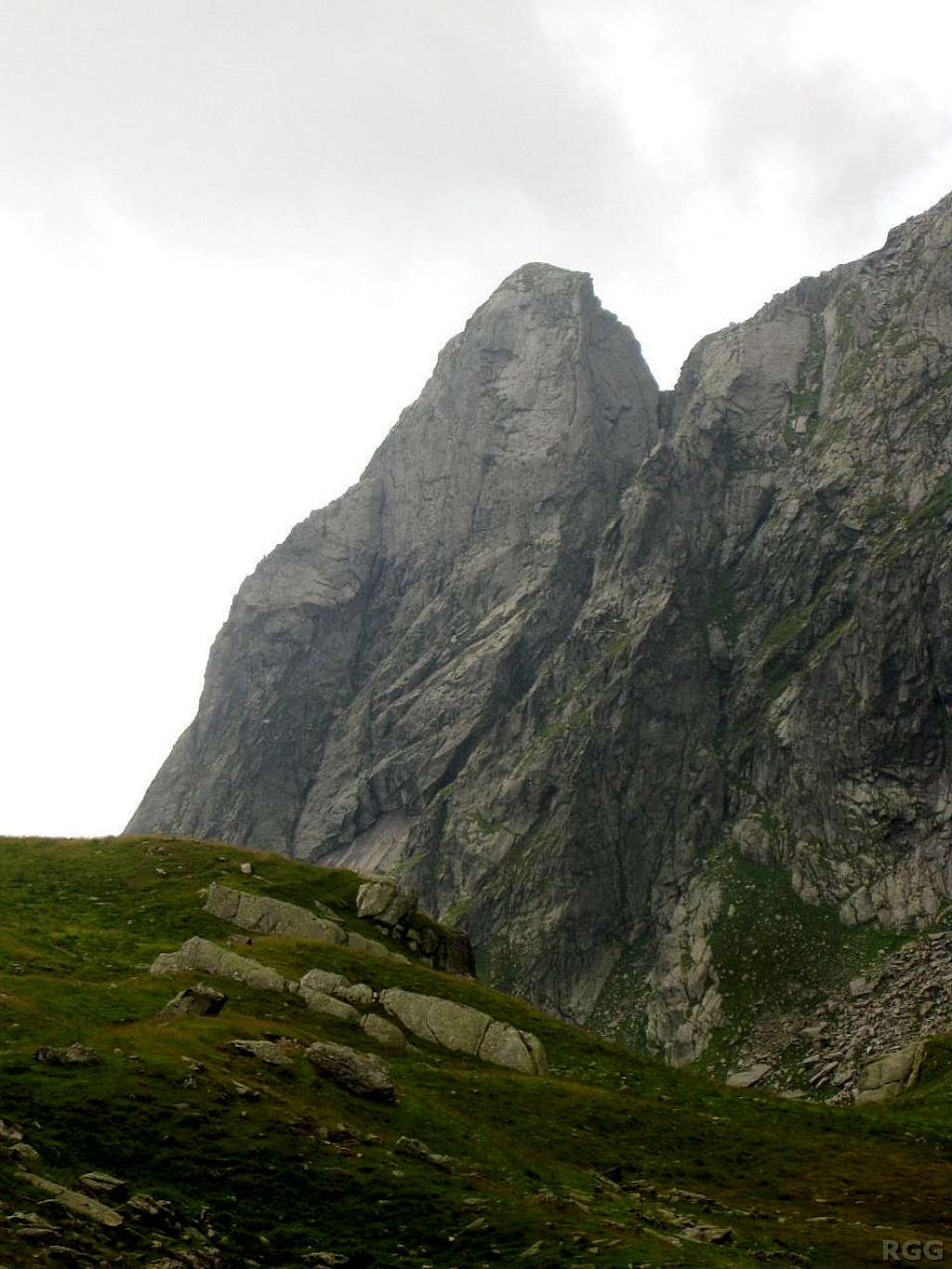 A tower on the ridge east of the Zielspitze