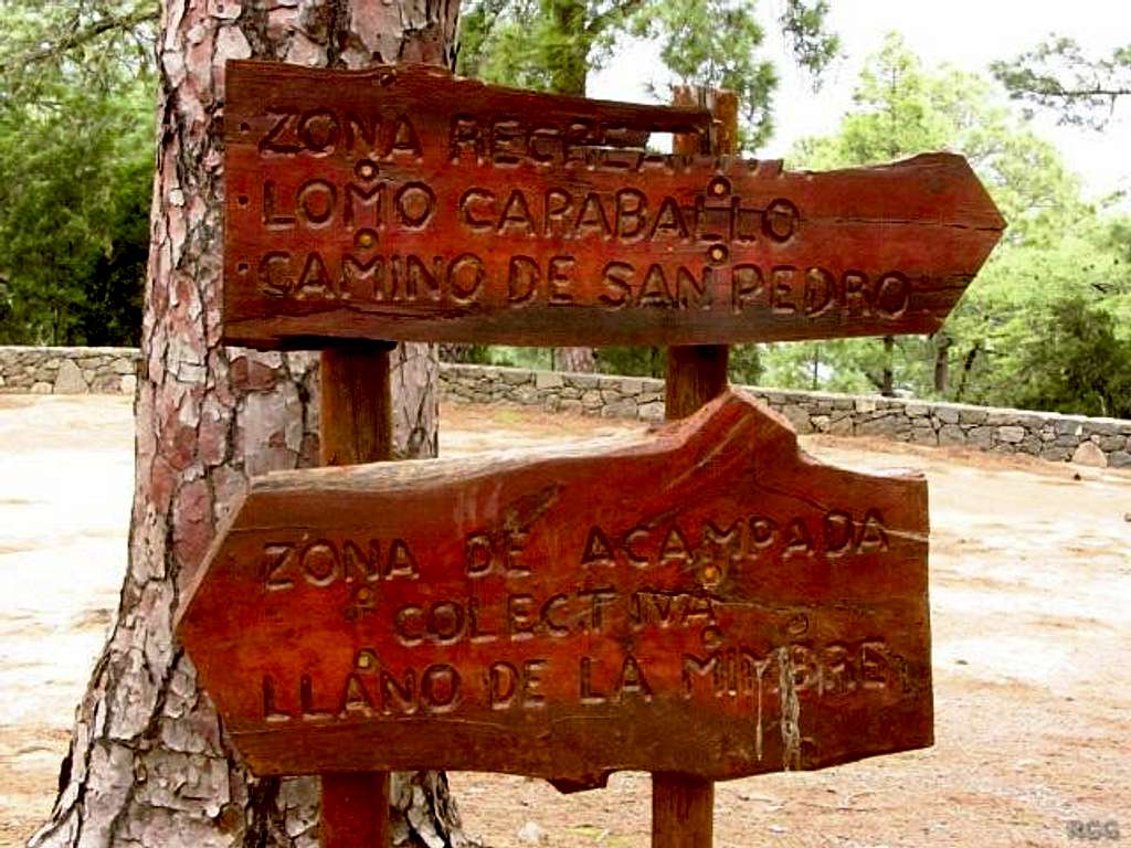 Signs at the Tamadaba high plateau, to the recreational area and the campground
