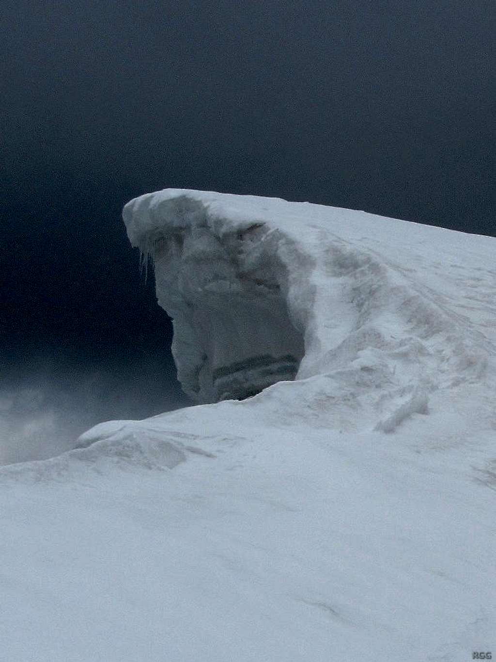 A cornice on the summit ridge of Punta Clogstafel