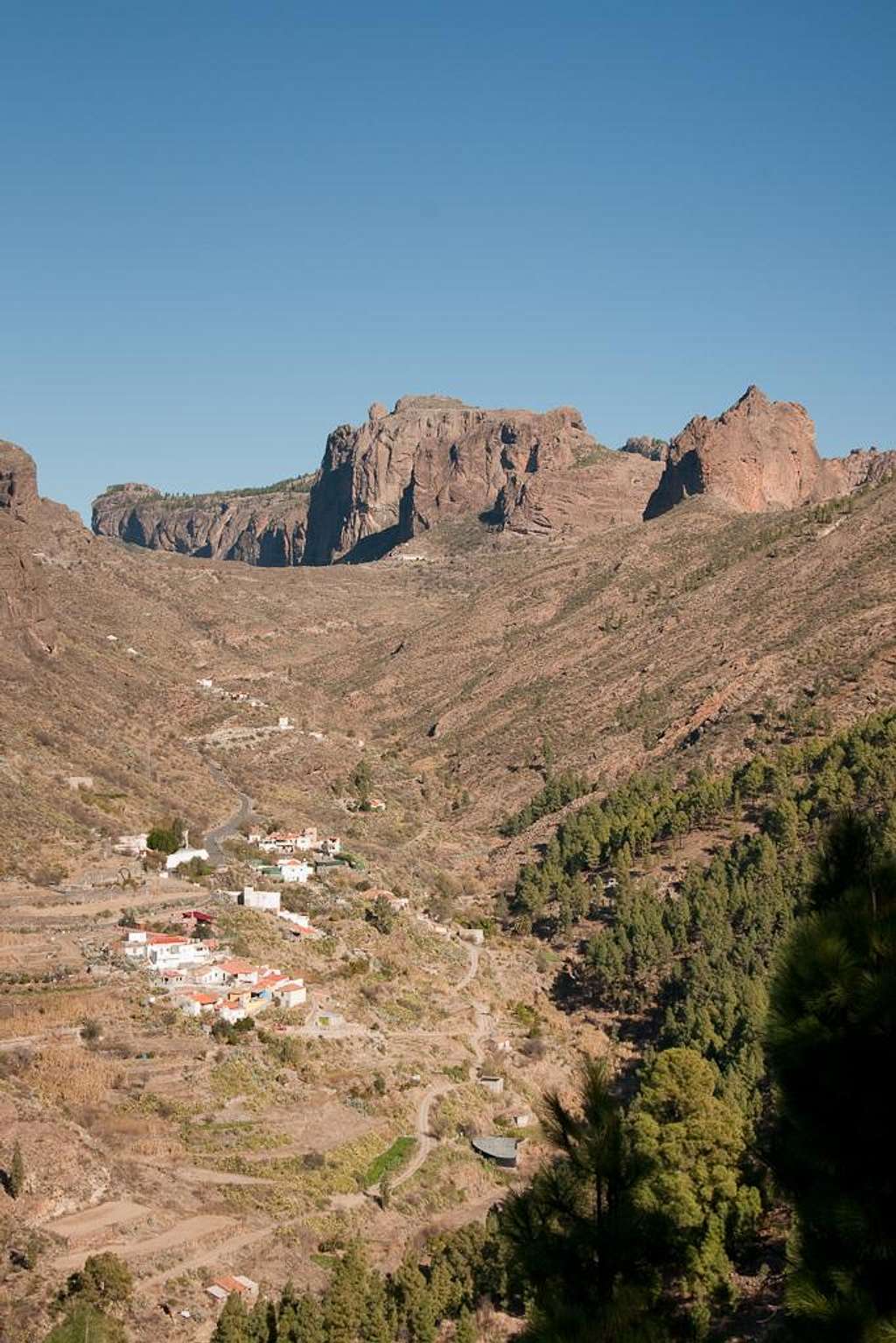 Trailhead in El Juncal beneath Montaña del Asserador and Los Canadores