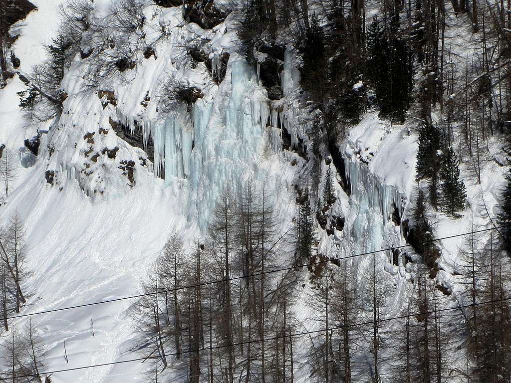 Zooming in on the icefalls from the small parking area just south of La Gouille