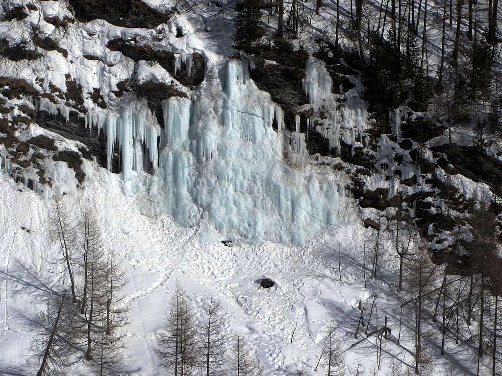 Cracking icefall at La Gouille
