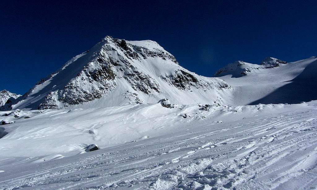 Several minor summits line the east side of Glacier de Piece