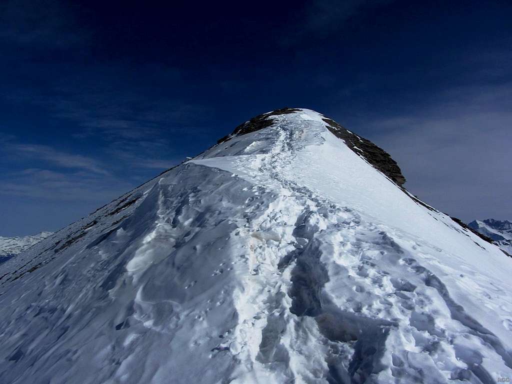 Approaching the SW summit of Monte de l'Etoile
