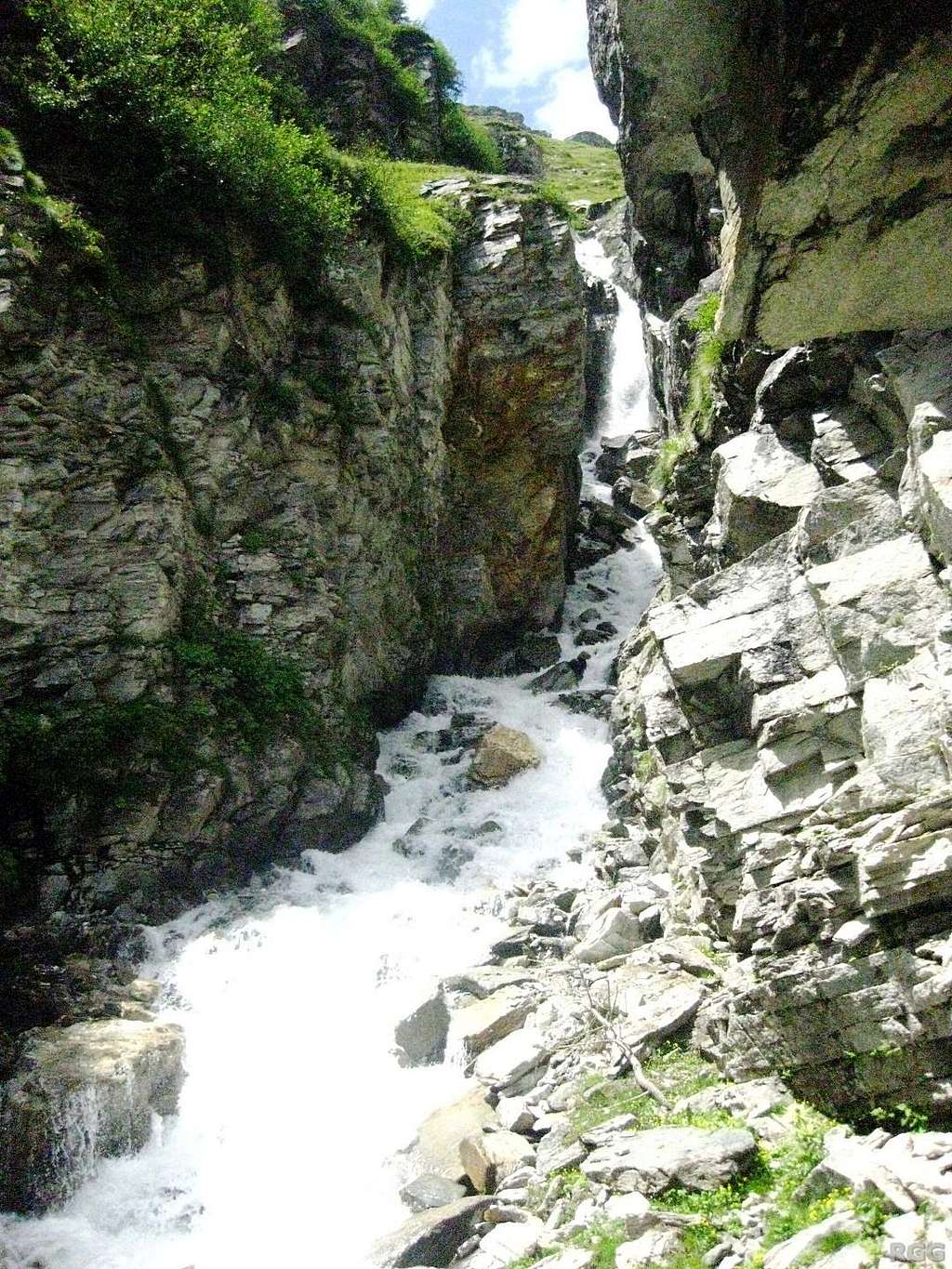 Waterfall along the trail from Schwiedernen to the Topalihütte