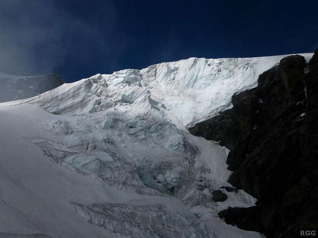 Icefall north of Rifugio Guide della Val d'Ayas