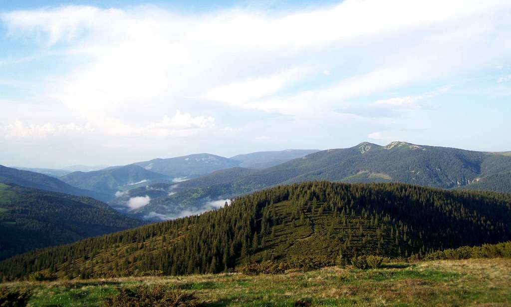 The valley of Drăgan with Buteasa (1792 m)