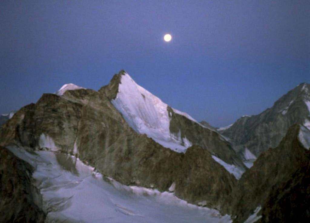 The moon above Obergabelhorn