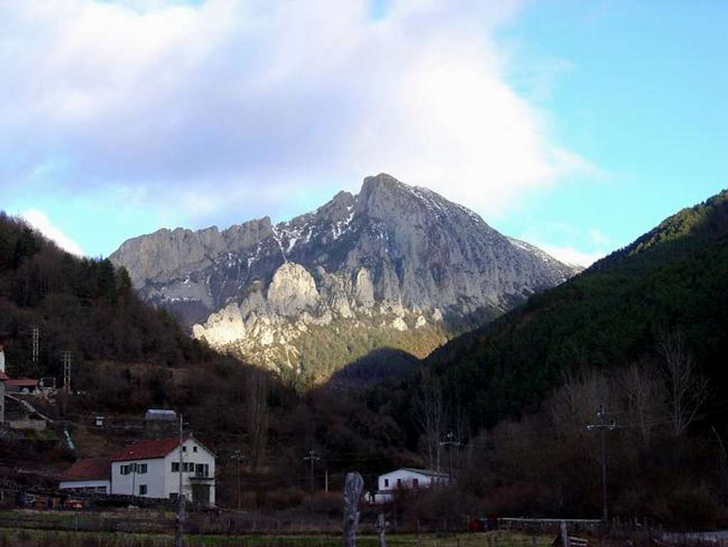 The massif of Ezkaurre from...