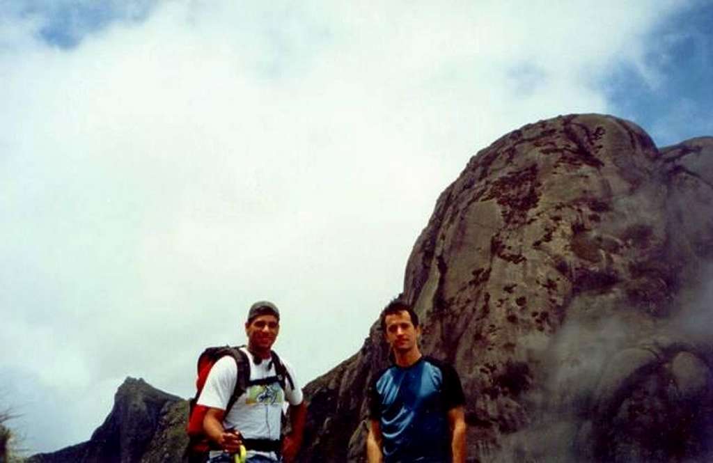 Look back of hikers , Pedra...