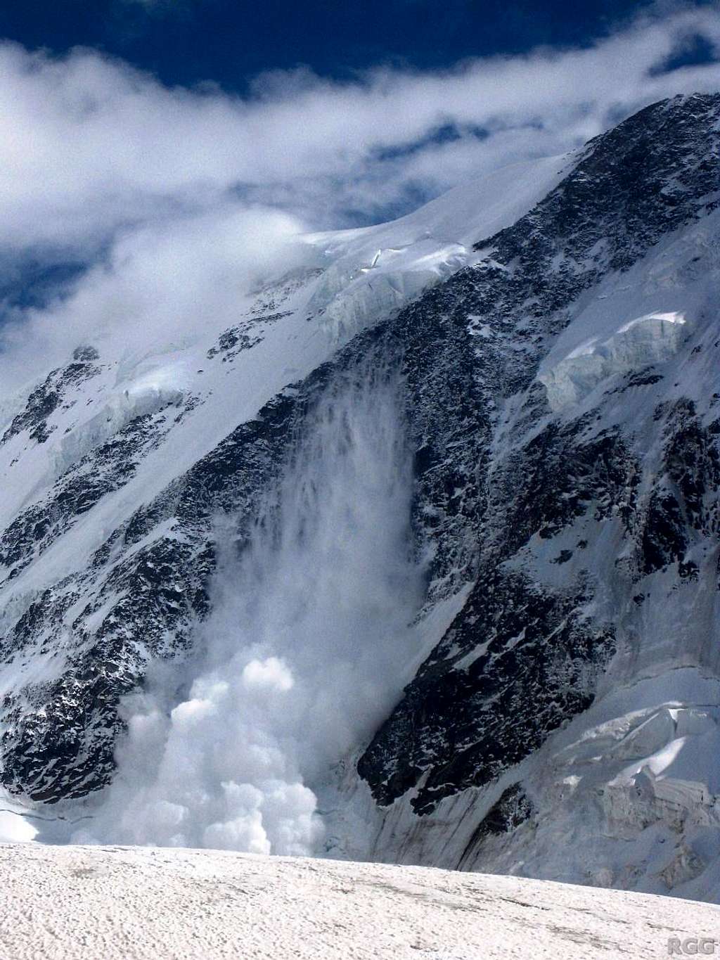 An avalanche tumbling down the Lyskamm north face (3/6)
