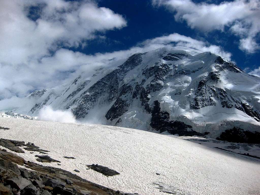 An avalanche tumbling down the Lyskamm north face (6/6)