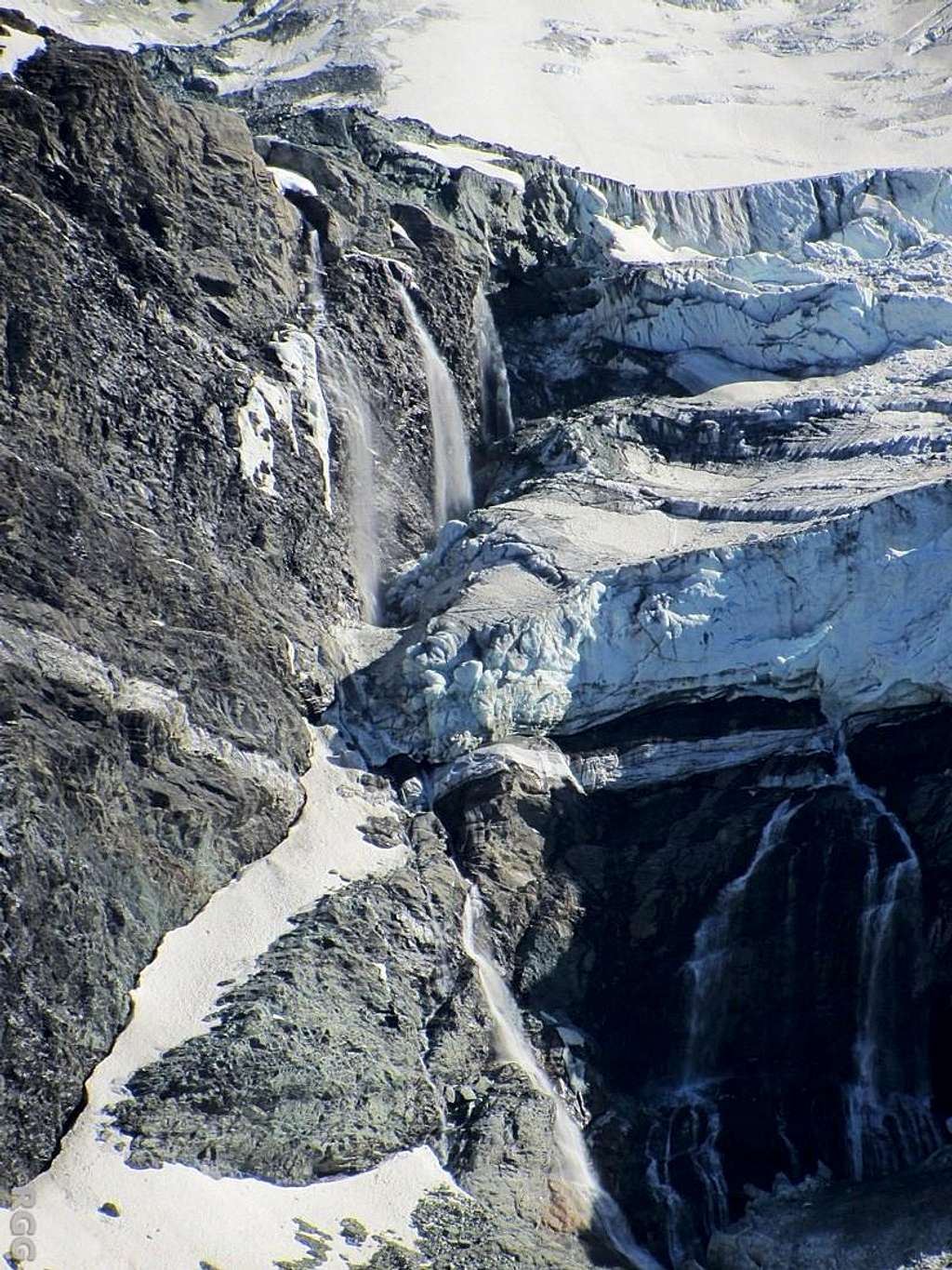 A small avalanche on the edge of the Turtmanngletscher