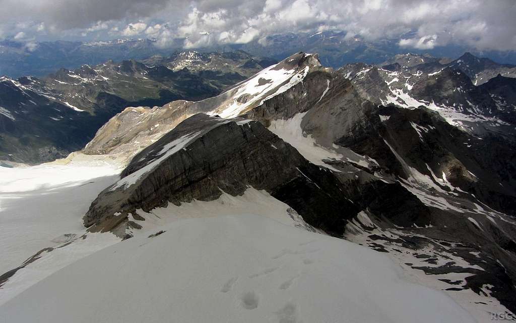 Schöllihorn (3500m) and Barrhorn (3610m) from Brunegghorn (3833m)